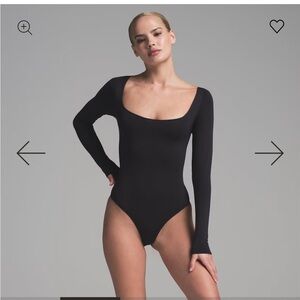 SKIMS ESSENTIAL LONG SLEEVE SCOOP NECK BODYSUIT NWOT